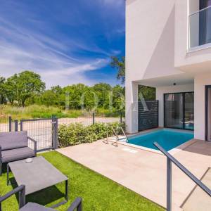 Apartman s bazenom i okućnicom