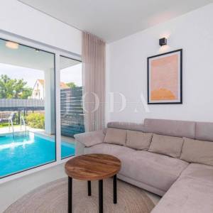 Apartman s bazenom i okućnicom