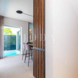 Apartman s bazenom i okućnicom
