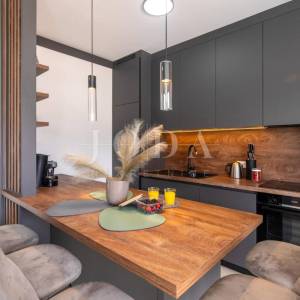 Apartman s bazenom i okućnicom