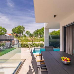 Apartman s bazenom i okućnicom