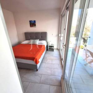 Apartman s bazenom na mirnoj lokaciji blizu Malinske