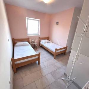 Apartman s bazenom na mirnoj lokaciji blizu Malinske