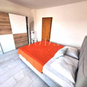 Apartman s bazenom na mirnoj lokaciji blizu Malinske