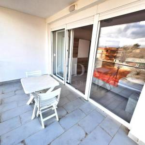 Apartman s bazenom na mirnoj lokaciji blizu Malinske
