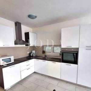 Apartman s bazenom na mirnoj lokaciji blizu Malinske