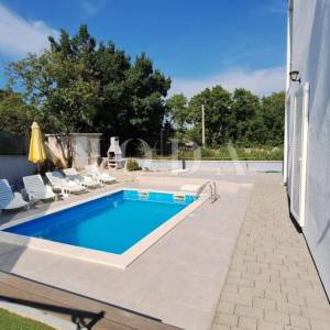 Apartman s bazenom na mirnoj lokaciji blizu Malinske