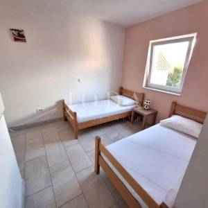 Apartman s bazenom na mirnoj lokaciji blizu Malinske