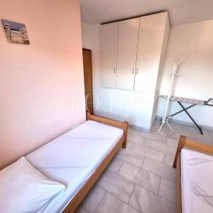 Apartman s bazenom na mirnoj lokaciji blizu Malinske