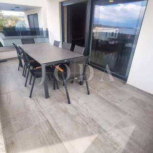 Apartman s bazenom na prestižnoj lokaciji!