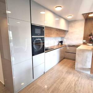 Apartman s bazenom na prestižnoj lokaciji!