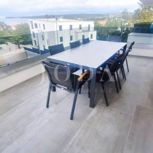 Apartman s bazenom na prestižnoj lokaciji!