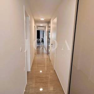 Apartman s bazenom na prestižnoj lokaciji!