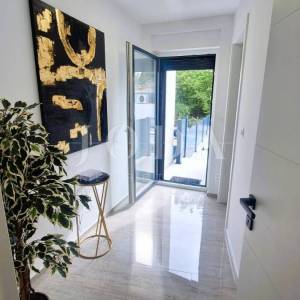 Apartman s bazenom na prestižnoj lokaciji!