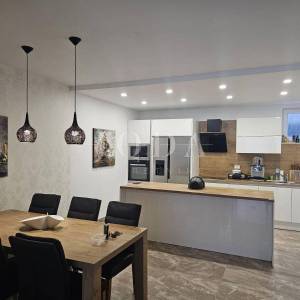 Apartman s okućnicom blizu plaže, Njivice