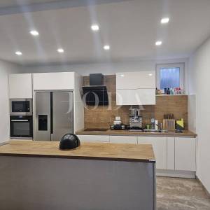 Apartman s okućnicom blizu plaže, Njivice