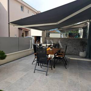 Apartman s okućnicom blizu plaže, Njivice