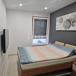 Apartman s okućnicom blizu plaže, Njivice