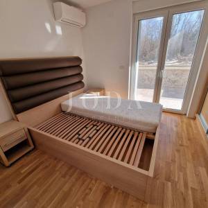Apartman s pogledom na more i okućnicom, Njivice - otok Krk