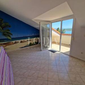Apartman s pogledom na more 60 m od plaže