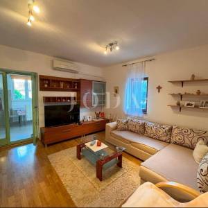 Apartman s velikim vrtom,Novigrad