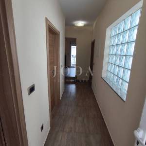 Apartman sa parkingom na samom moru