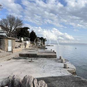 Apartman sa parkingom na samom moru