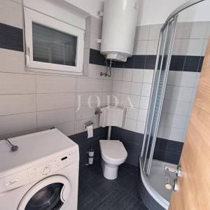 Apartman sa parkingom na samom moru