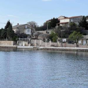 Apartman sa parkingom na samom moru
