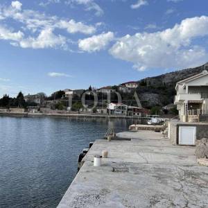 Apartman sa parkingom na samom moru
