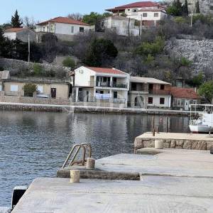 Apartman sa parkingom na samom moru