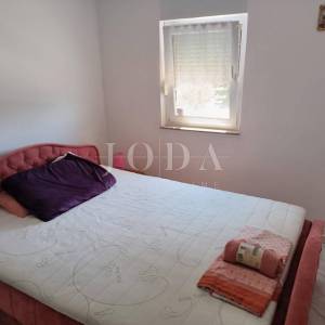 Apartman sa terasom, parkingom i okućnicom