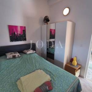 Apartman sa terasom, parkingom i okućnicom