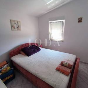 Apartman sa terasom, parkingom i okućnicom