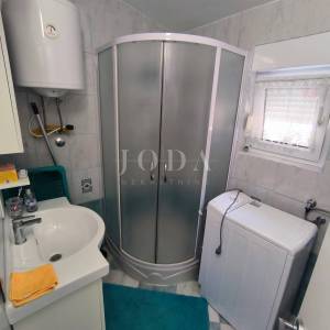 Apartman sa terasom, parkingom i okućnicom