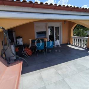 Apartman sa terasom, parkingom i okućnicom