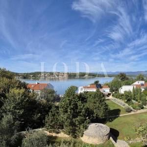 Apartman u drugom redu s otvorenim pogledom