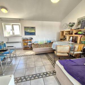 Apartman u drugom redu s otvorenim pogledom