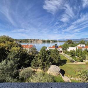 Apartman u drugom redu s otvorenim pogledom