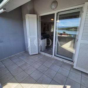 Apartman u drugom redu s otvorenim pogledom