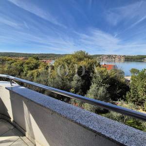 Apartman u drugom redu s otvorenim pogledom