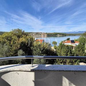 Apartman u drugom redu s otvorenim pogledom