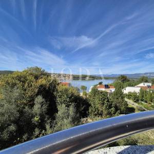 Apartman u drugom redu s otvorenim pogledom