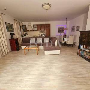 Apartman u prizemlju s velikom okućnicom