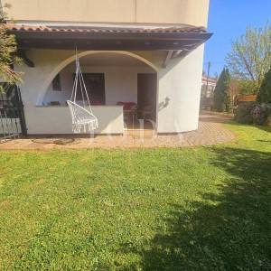 Apartman u prizemlju s velikom okućnicom