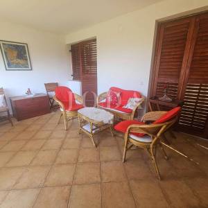 Apartman u prizemlju s velikom okućnicom