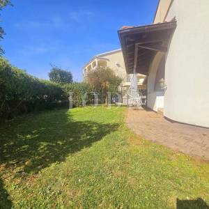 Apartman u prizemlju s velikom okućnicom