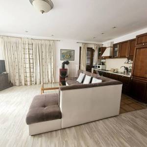 Apartman u prizemlju s velikom okućnicom
