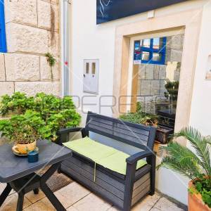 Atraktivan poslovni prostor u centru Malog Lošinja, nedaleko od mora