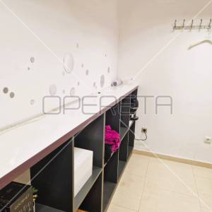 Atraktivan poslovni prostor u centru Malog Lošinja, nedaleko od mora